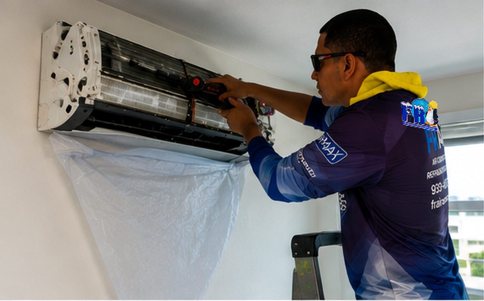 Ilustración: Técnico de FR Air trabajando en una consola de pared